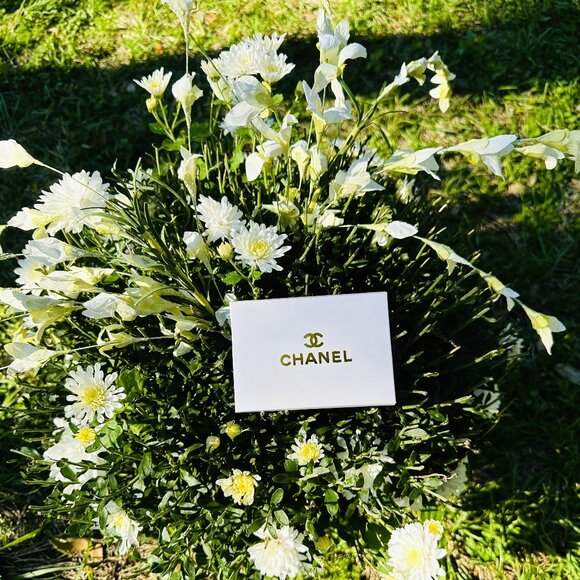 Chanel Beauty Pocket Mirror & Leather Card Holder Silver - Picture 1 of 10